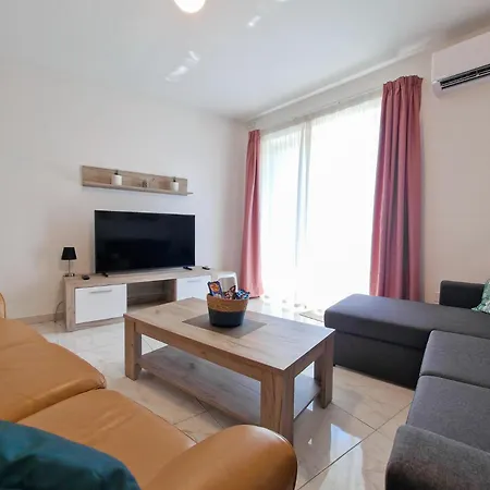 Seascape - Modern Seaview Apartment In Prime Area Of Qawra *